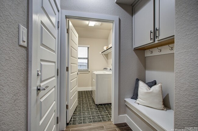 Building Photo - 1038 Cadogan Squire