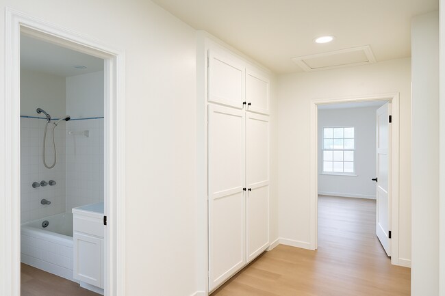 Building Photo - 5912 Carpenter Ave