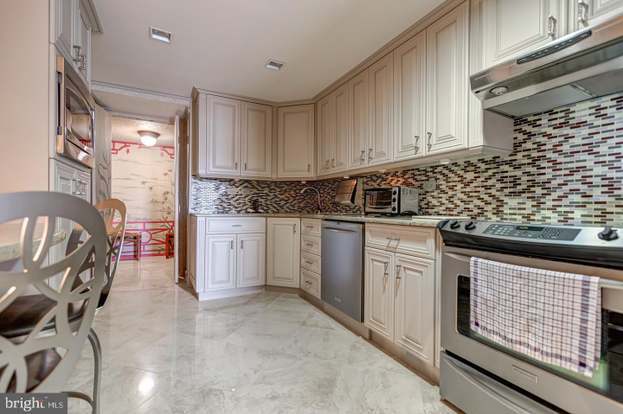 Gourmet kitchen with stainless appliances - 233 S 6th St