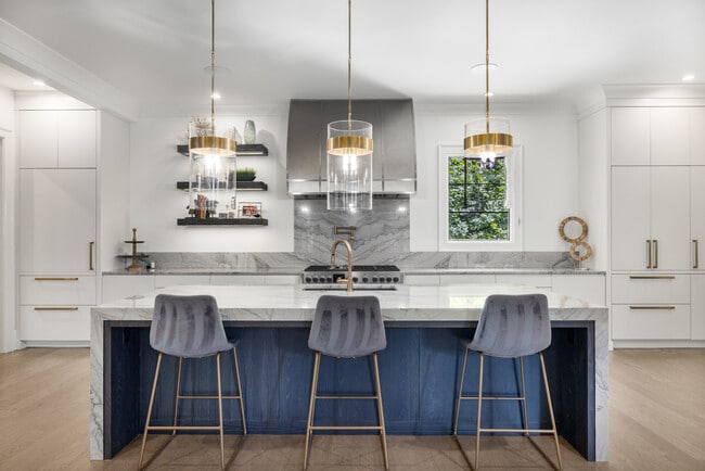 Building Photo - 306 Pinecrest Rd NE