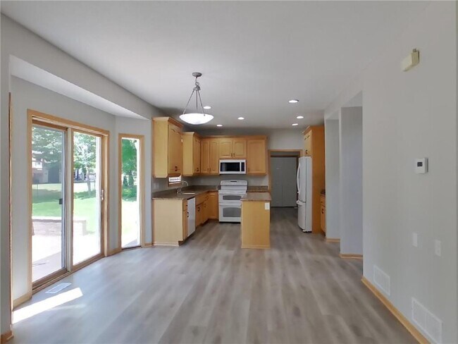 Building Photo - 516 Lincoln Dr NE