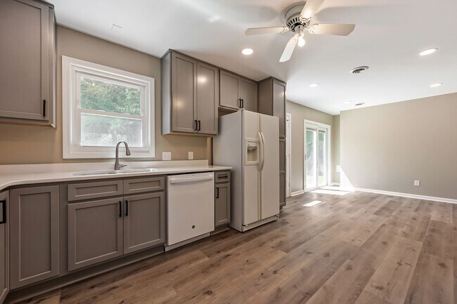Building Photo - 4 bedoom 2 bath home in Blacksburg VA!