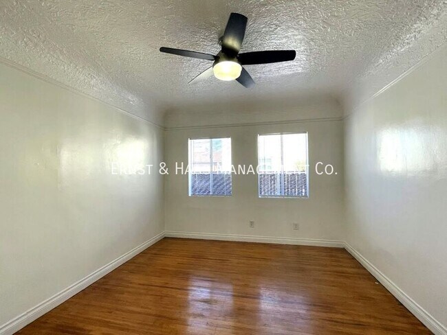 Building Photo - 1411 E Poppy St