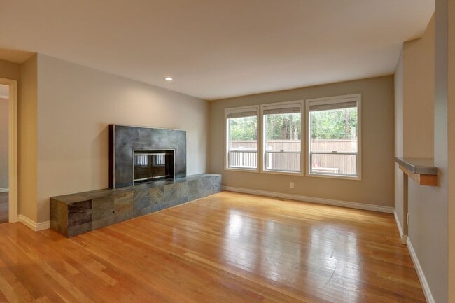 Building Photo - Beautifully Remodeled Home with Gourmet Kitchen & Fenced Yard in Klahanie
