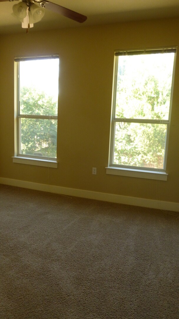 Building Photo - Great 1/1 unit in Chestnut Commons 78702