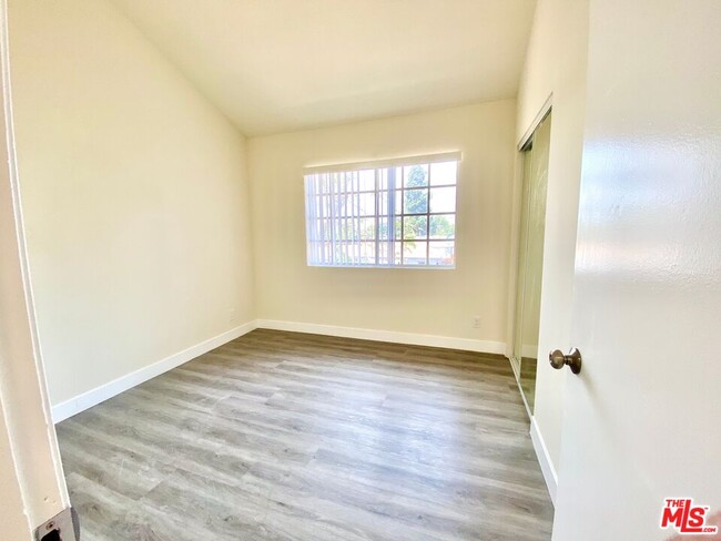 Building Photo - 6941 Hazeltine Ave