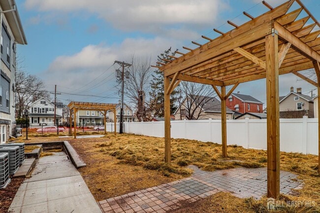 Building Photo - 33 Second St