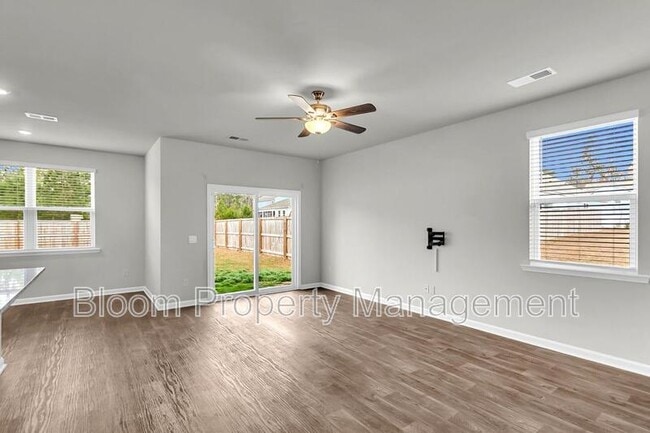 Building Photo - 205 Maple Hl Dr