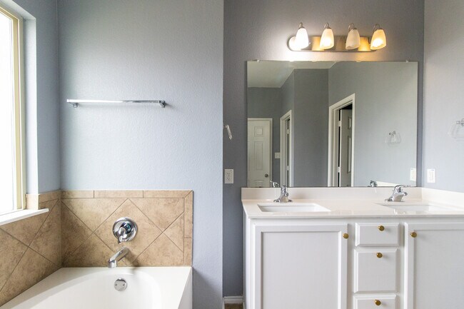 Building Photo - 6505 Clear Brook Dr