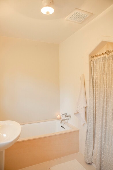 Building Photo - 2415 Meadow Valley Ter