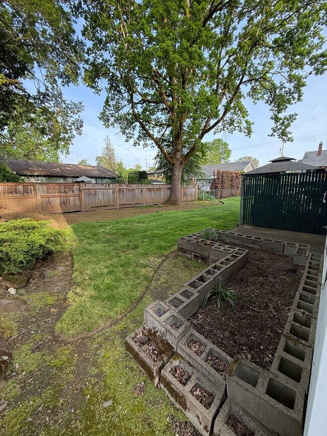 Building Photo - Great Condo next to a beautiful park!