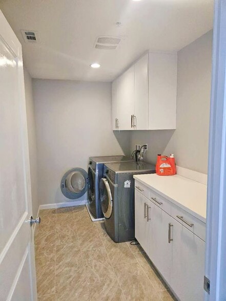 Laundry - 409 San Francisco Ct