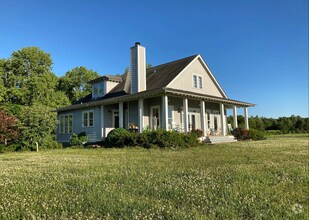 Building Photo - Turnkey Furnished Home on 5 Acres – Just B...
