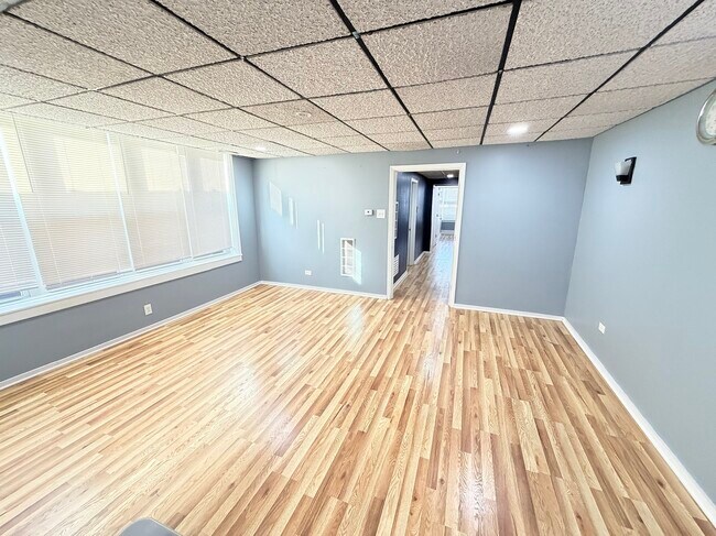 Building Photo - 2717 W Peterson Ave