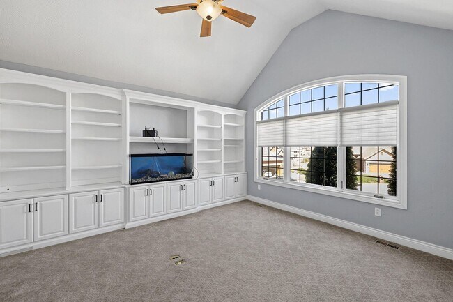 Building Photo - 5 Bedroom Dream Home!