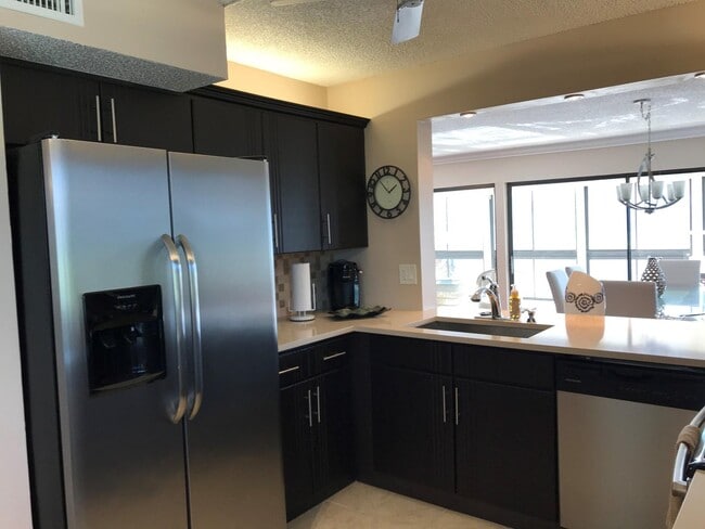 Building Photo - 5519 Fairway Park Dr