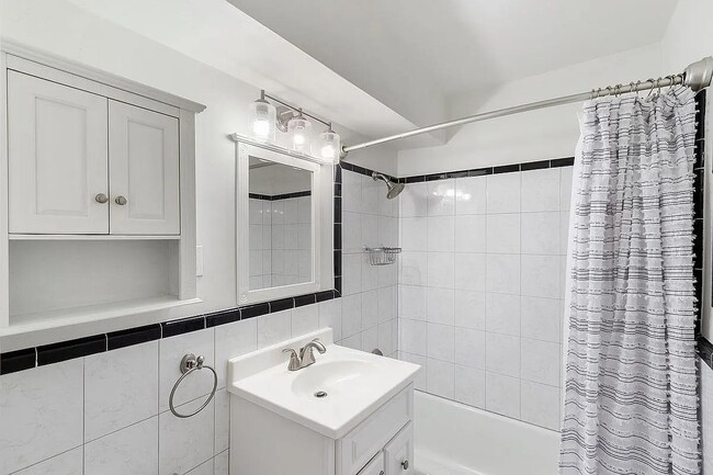 Building Photo - 3965 52nd St - 8H