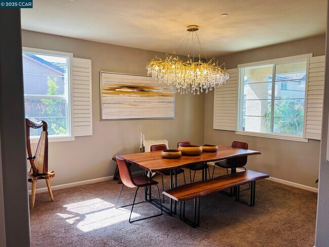 Building Photo - 908 Poppy Dr