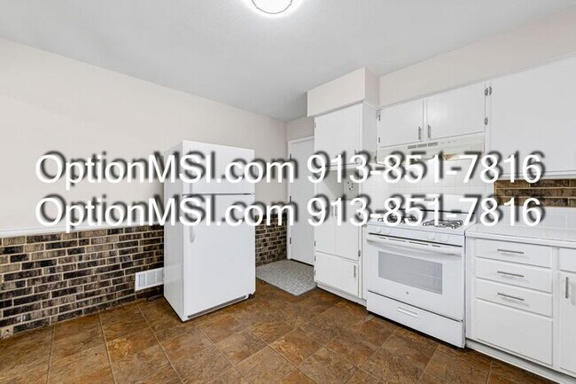 Building Photo - 1/2 month free if moved in by 1/25/26!! Move-in ready!!