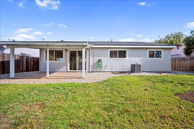 Building Photo - 2944 Calle Del Sol Way