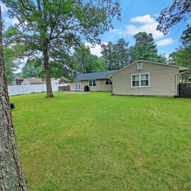 Building Photo - Lovely One Level Rambler on Cul-De-Sac, La...