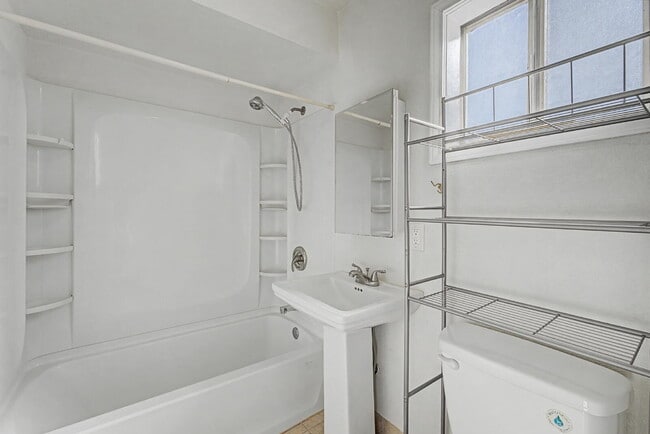 Building Photo - 910 S 28th St