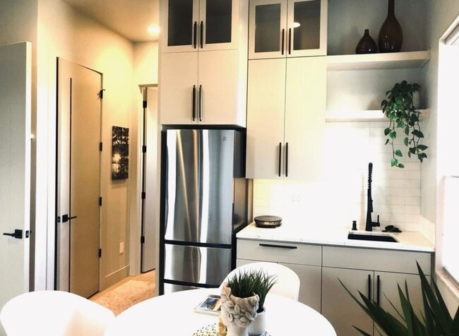 Building Photo - One bedroom apartment on Bend's SW side. End Unit