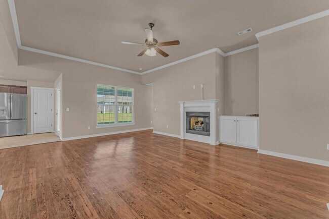 Building Photo - Beautiful 3-Bedroom Home with Open Layout & Fenced Backyard!