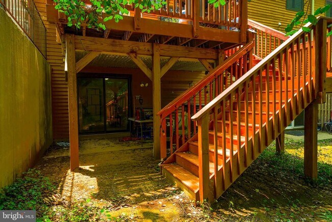 Building Photo - 1025 Commanders Way N
