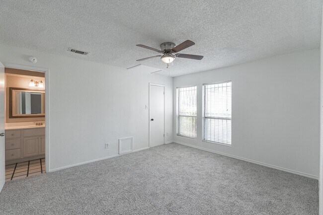 Building Photo - 5731 Easthampton Dr