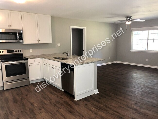 Building Photo - JUST REDUCED! 4 Bdrm / 2 Bath Home - 1st m...