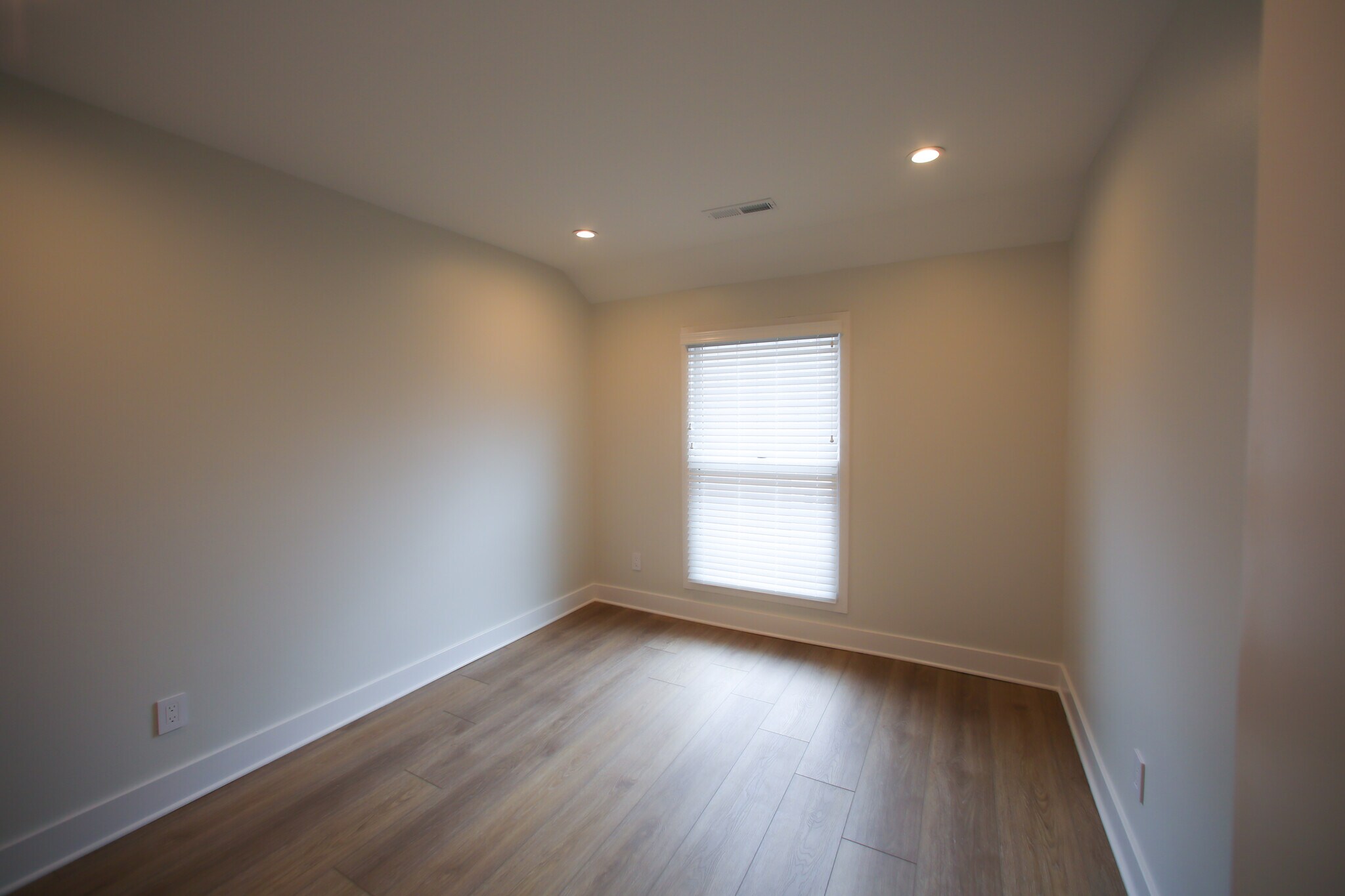 Building Photo - 249 E Blenkner St