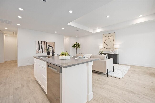 Building Photo - 5322 Rue