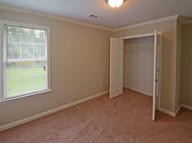 Building Photo - 4 bed, 2 bath near Shelby Dr and Hacks Cross