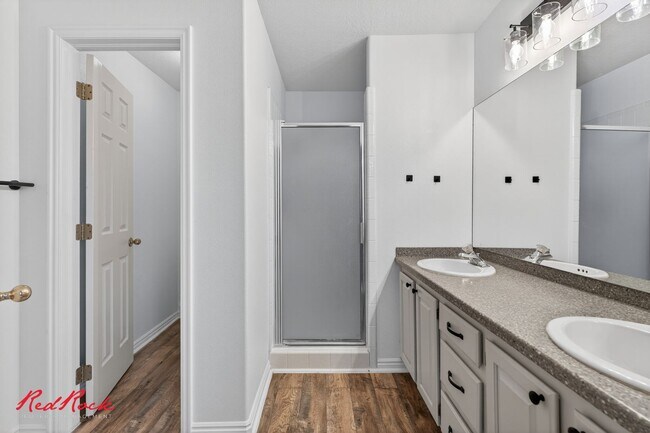 Building Photo - Conveniently Located 3 Bedroom Townhome