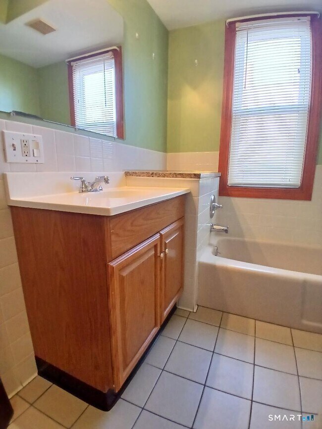 Building Photo - 652 High St