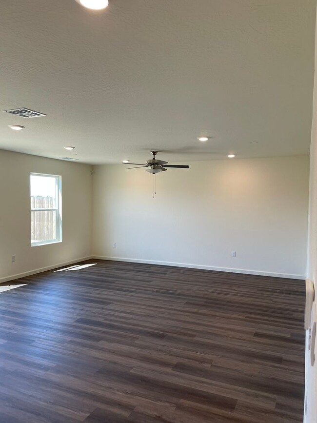 Building Photo - Beautiful New Home – Ready for Immediate M...