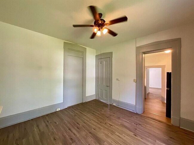 Building Photo - 608 W Schuetz St