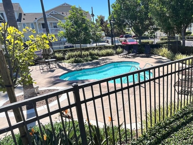 Building Photo - Beautiful Tri-level in Irvine!