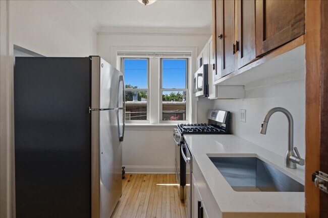 Building Photo - Large Studio in Andersonville