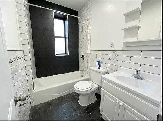 Building Photo - 3 bedroom in BRONX NY 10463