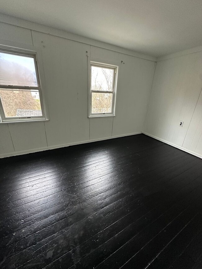 Building Photo - Three Bedroom Single Family House