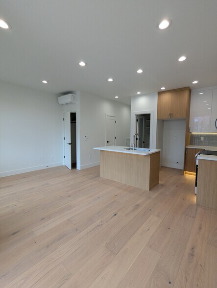 Building Photo - 5041 SE King Rd