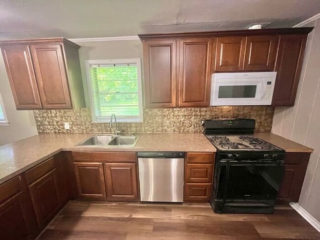 Building Photo - Tour Today! 3 Bedroom 2 Bath Single Family Home in Longview!