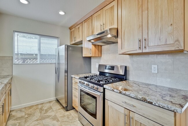 Building Photo - Beautiful 2 Bed/1 Bath Home only Blocks Fr...