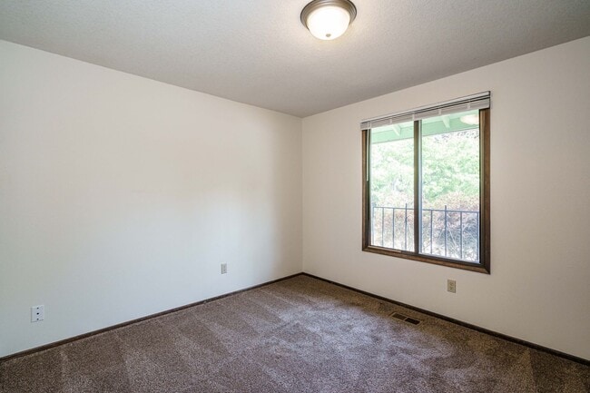 Building Photo - GREAT LOCATION!!! Single Level 3 bedroom 2...