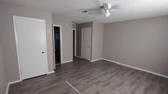 Building Photo - 4015 Apache Cir