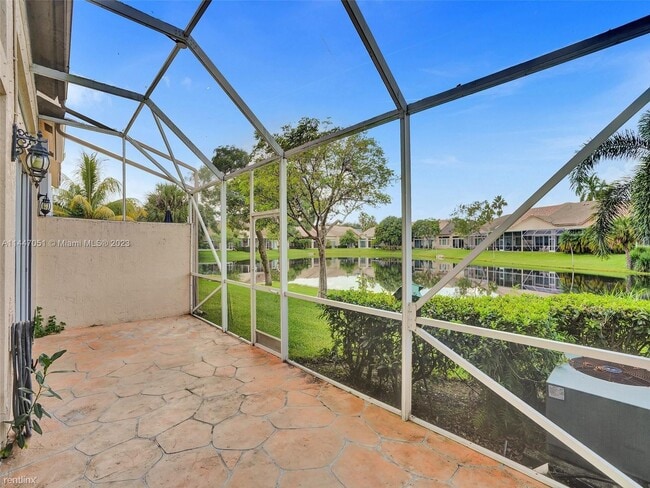 Building Photo - 4 br, 3.5 bath Townhome - 5127 Madison Lak...