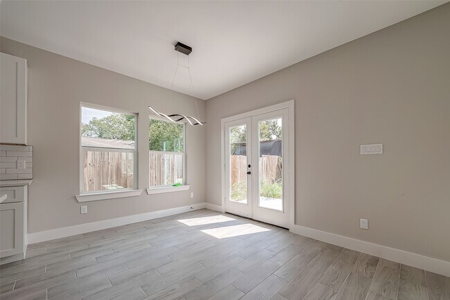 Building Photo - 8128 Chateau St