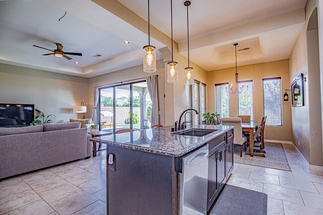 Building Photo - Beautiful 4 bedroom 2.5 bathroom